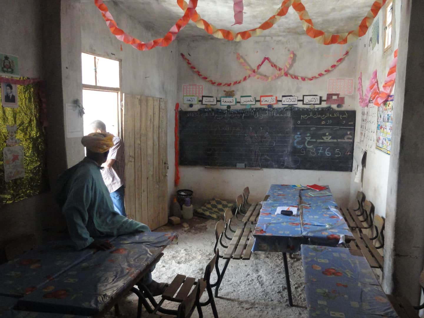 Salle de classe avant rénovation — tableau et mobilier vétuste