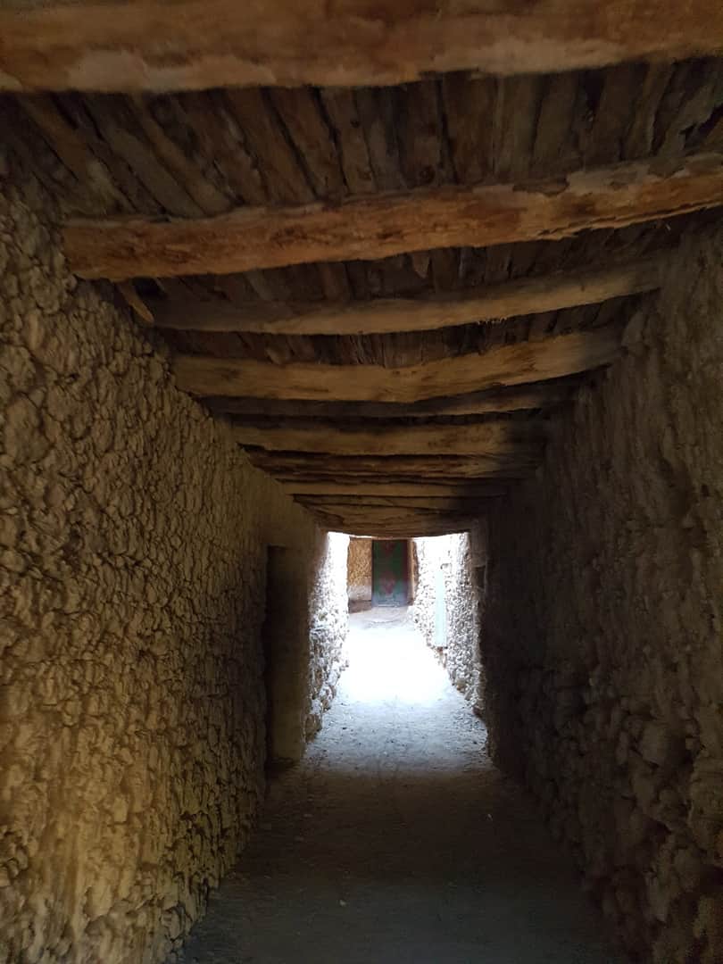 Couloir avec poutres en bois de palmier