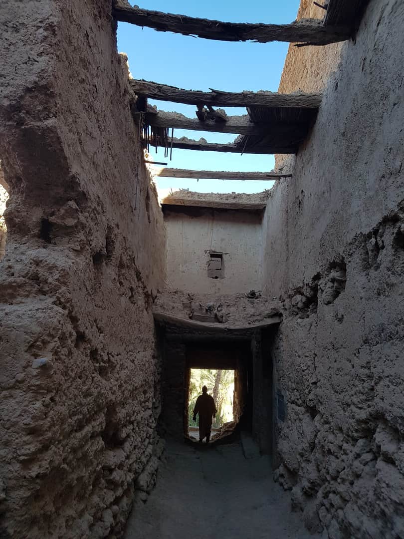 Silhouette dans les ruelles du vieux ksar