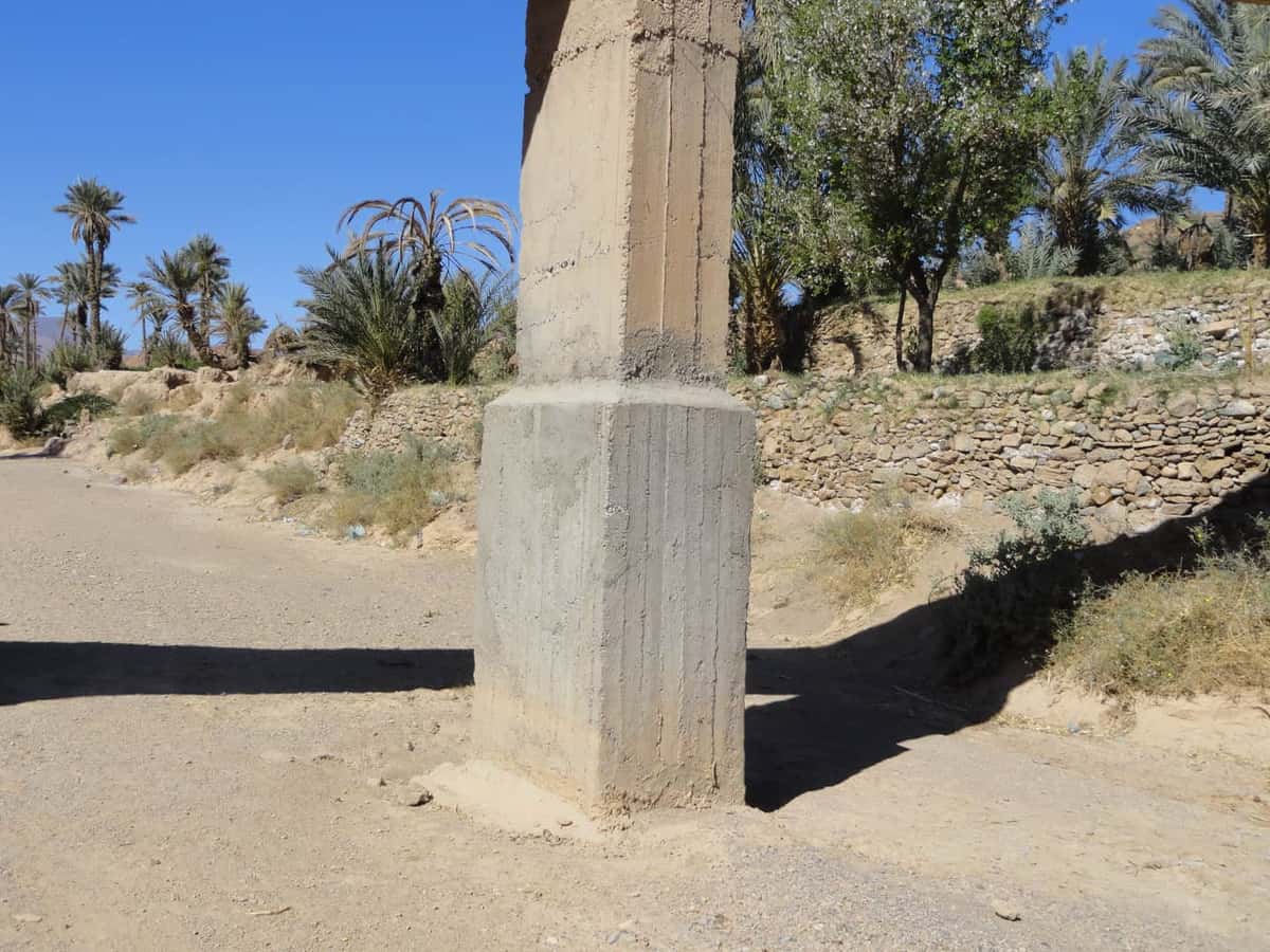 Pilier renforcé avec vue sur la palmeraie